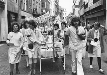 826710 Afbeelding van een demonstratieve optocht van verpleegkundigen door de Utrechtse binnenstad, op de Lijnmarkt te ...